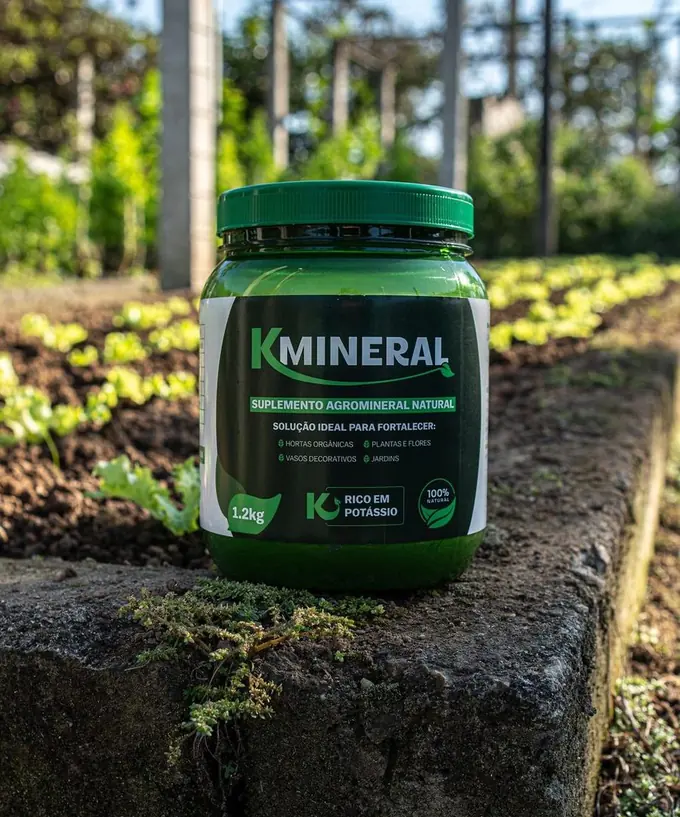 Pote de Kmineral em uma horta