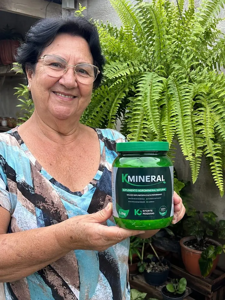 Maria Helena com sua samambaia recuperada